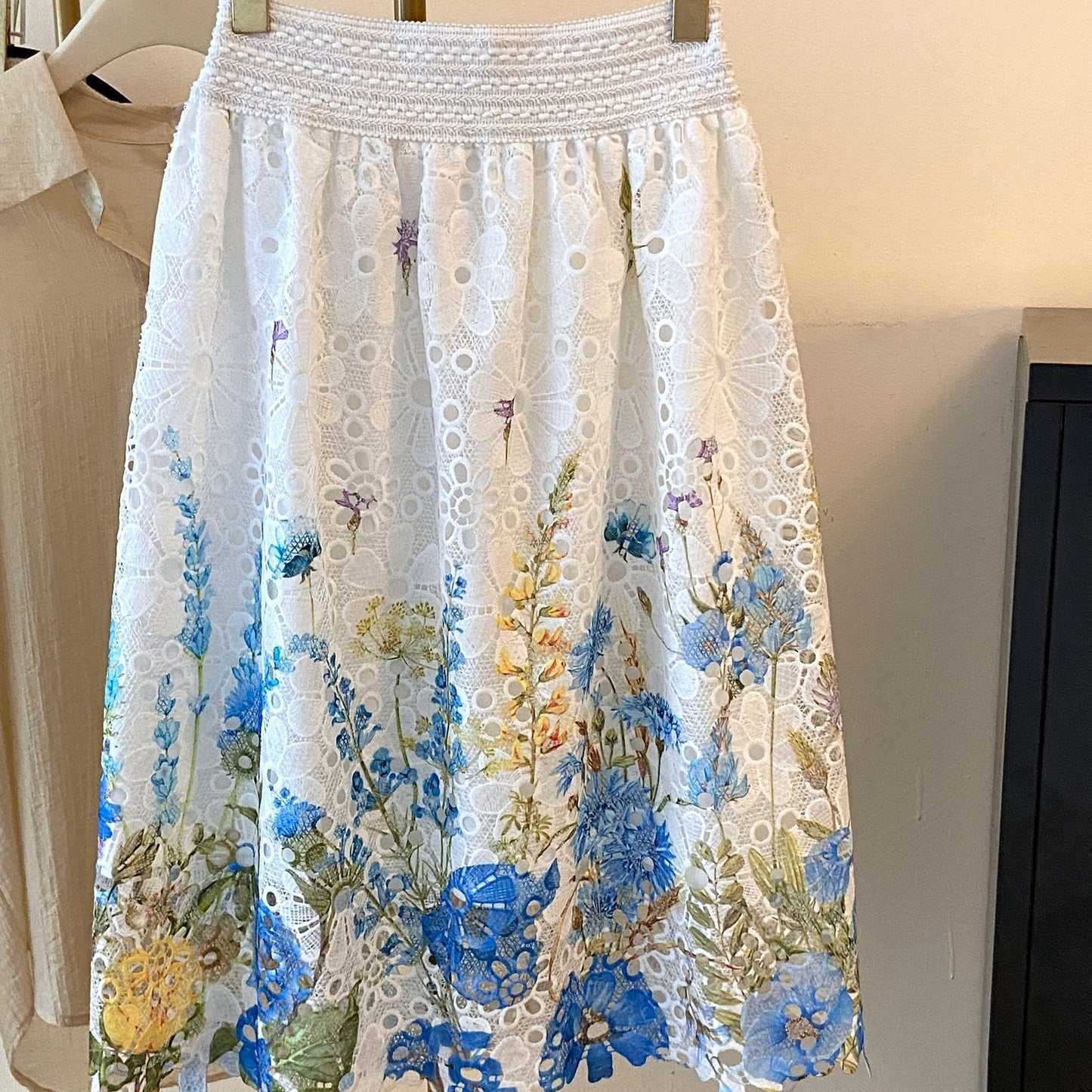 Saia Midi Godê Laise Bordado Floral Branca Romântica Elegante