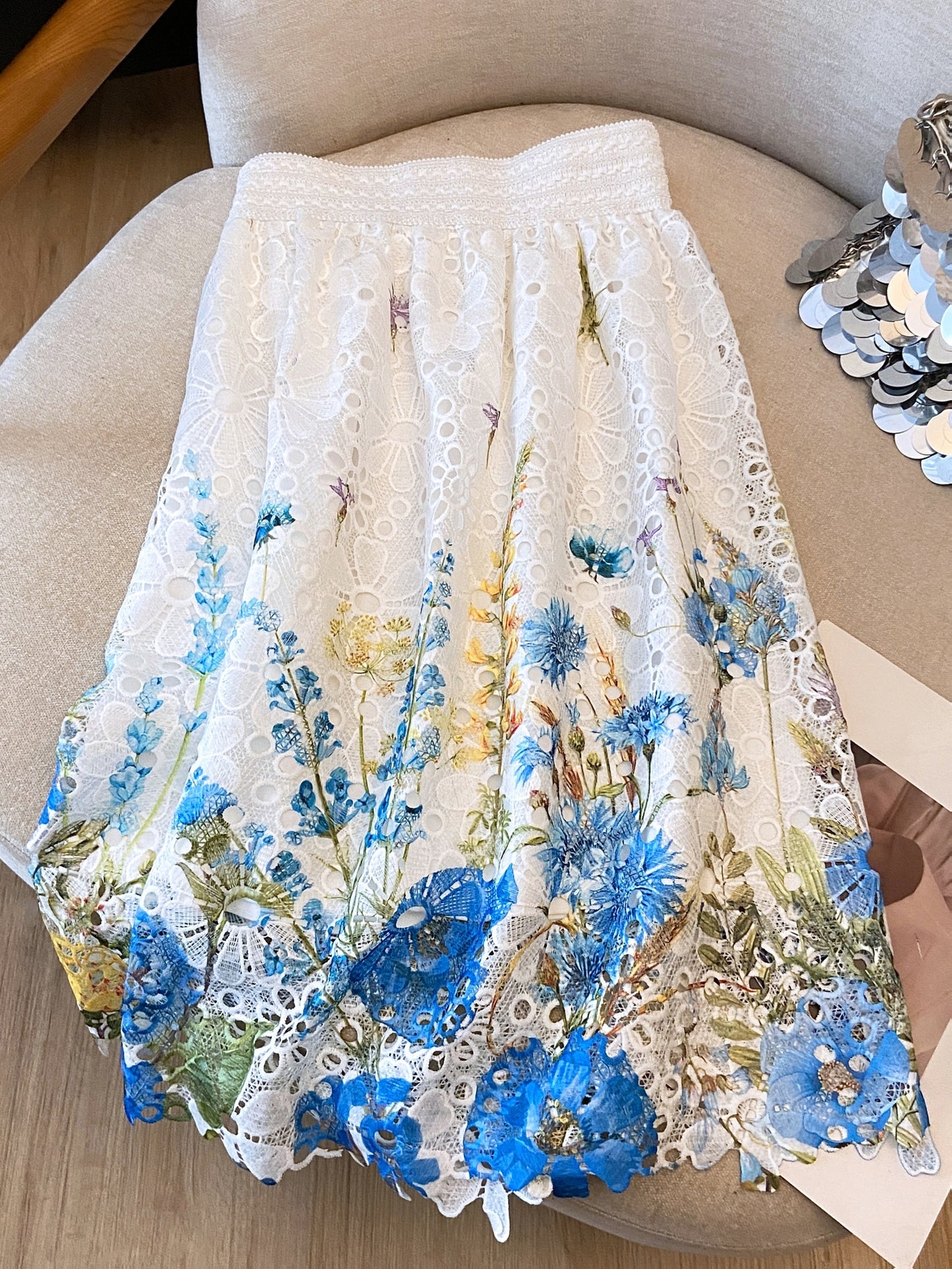 Saia Midi Godê Laise Bordado Floral Branca Romântica Elegante