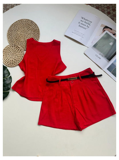 Conjunto Feminino Alfaiataria Regata Decote V e Shorts com Cinto Casual
