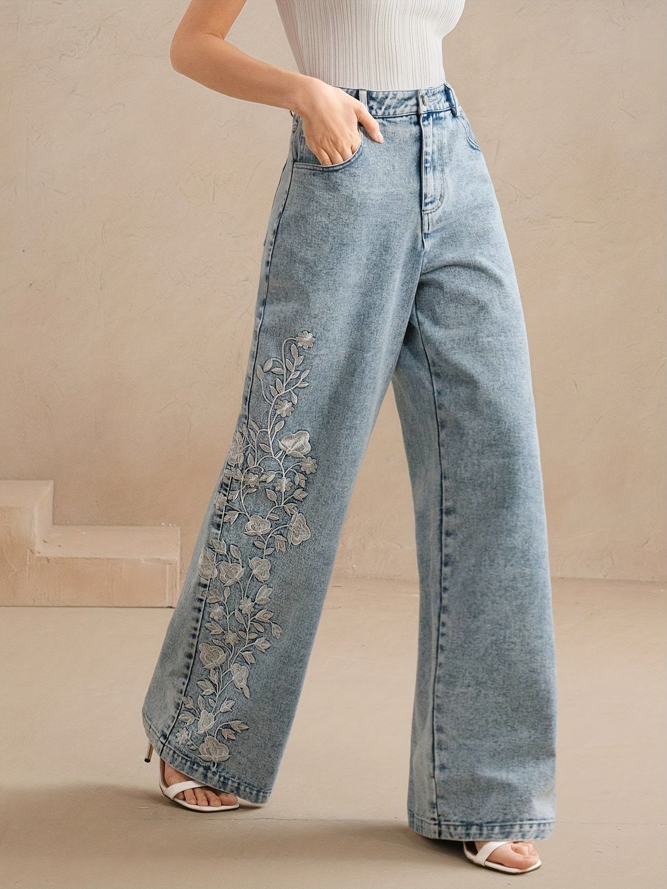 Calça Jeans Wide Leg Bordada com Elastano