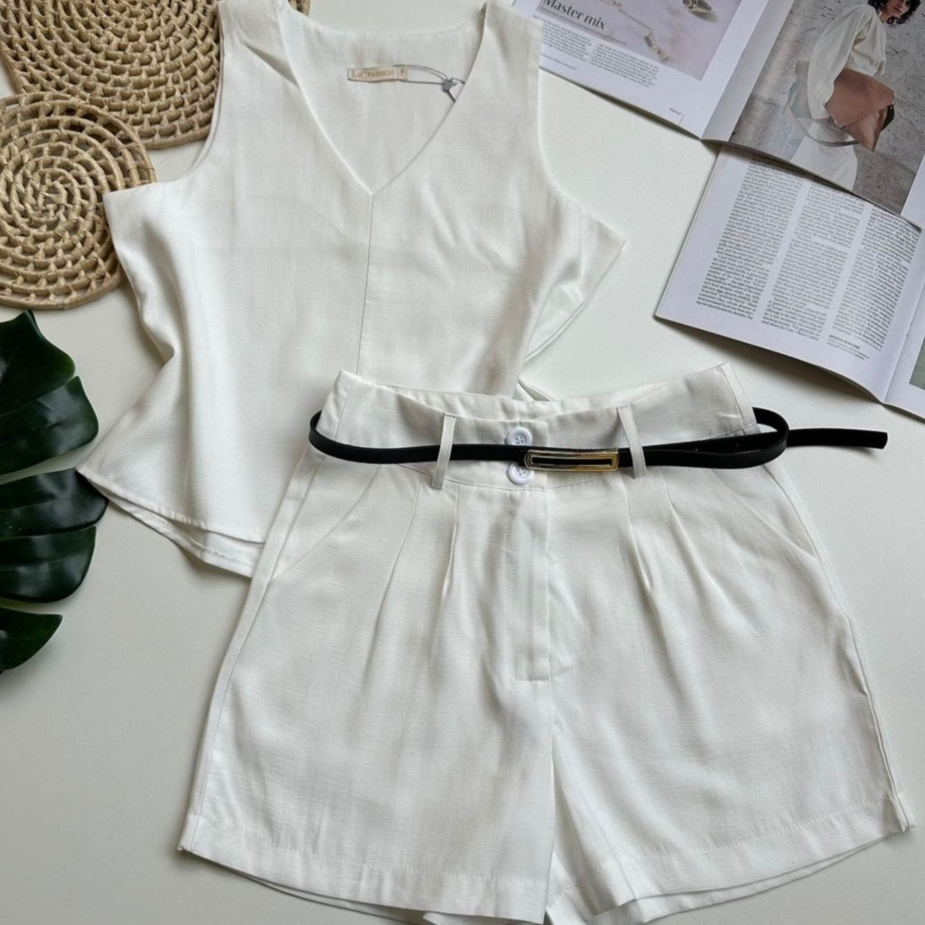 Conjunto Feminino Alfaiataria Regata Decote V e Shorts com Cinto Casual