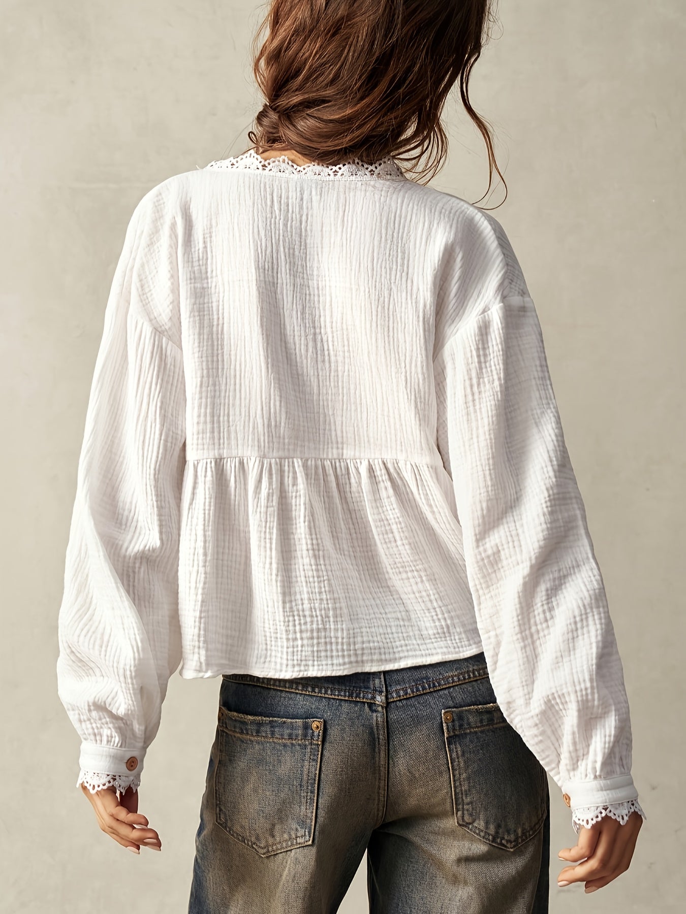 Blusa Feminina Laise Branca Manga Longa Decote V com Renda e Botões