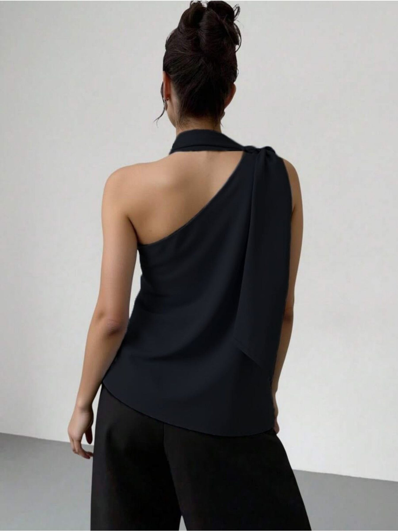 Blusa Feminina Ombro Único com Laço Ajustável Cetim Elegante Festa