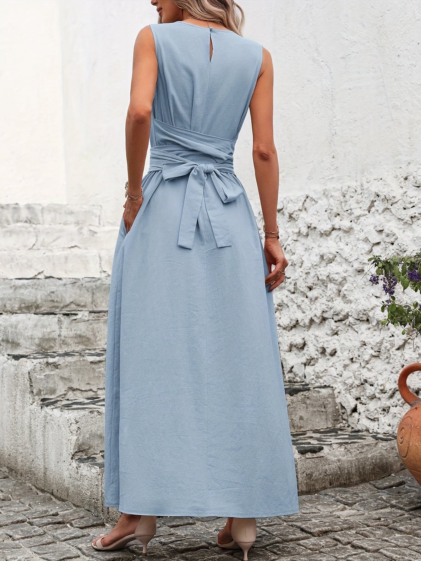 Vestido Casual Sem Mangas com Amarração nas Costas em Cor Sólida