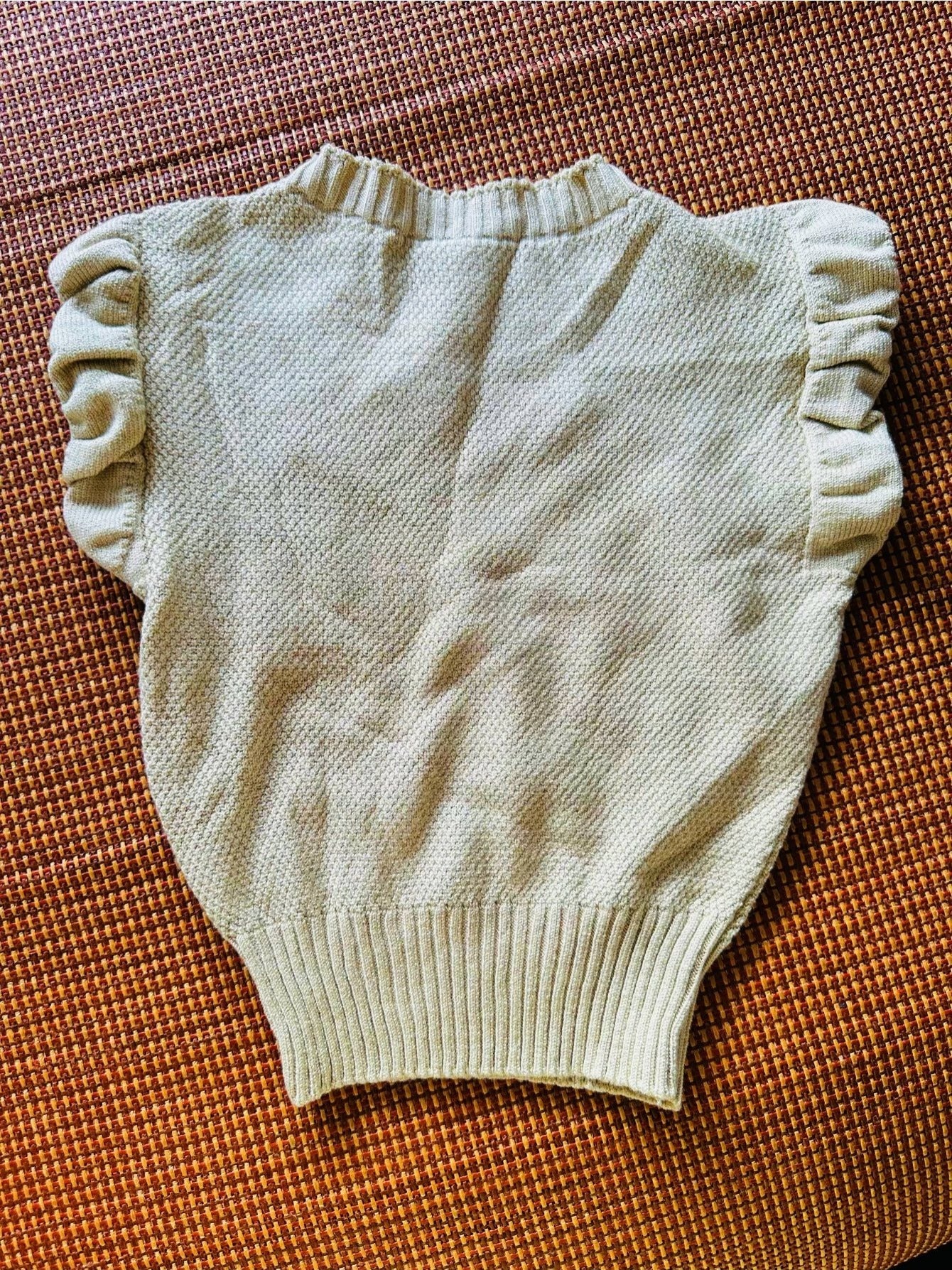 Blusa Tricot Feminina Gola Alta com Babados nas Mangas Sem Mangas