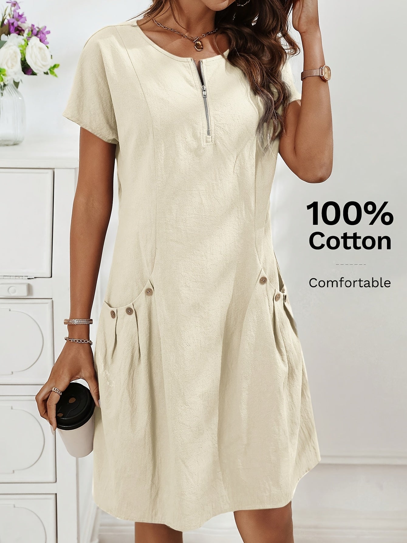 Vestido Curto Evasê com Zíper Costas Bolsos e Botões Frontais
