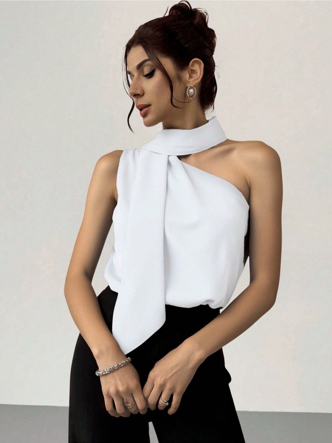 Blusa Feminina Ombro Único com Laço Ajustável Cetim Elegante Festa