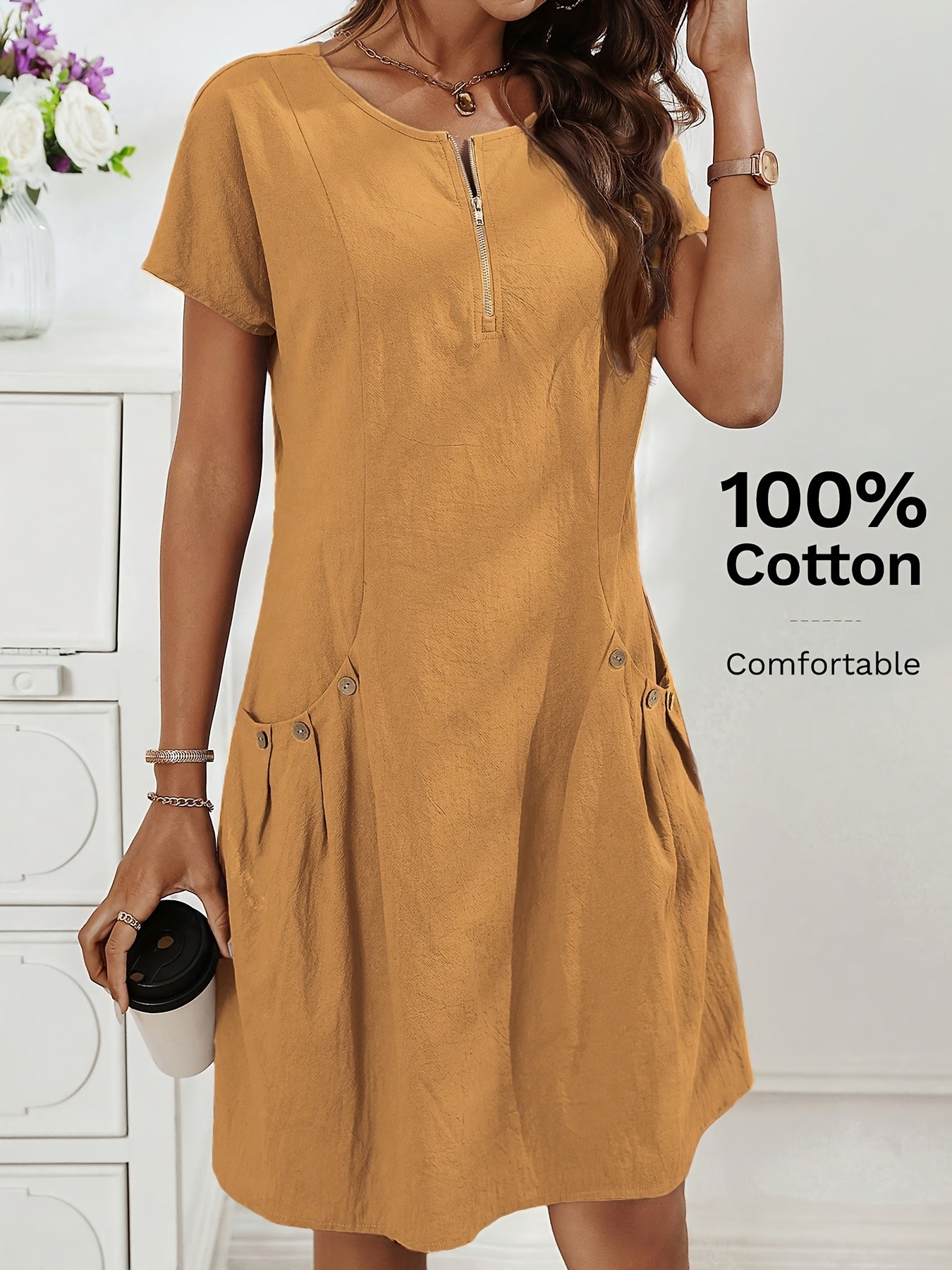 Vestido Curto Evasê com Zíper Costas Bolsos e Botões Frontais