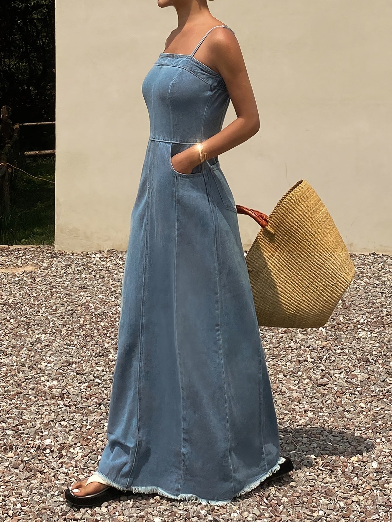 Vestido Jeans Longo com Alças Finas Lavagem Vintage Estilo Retrô