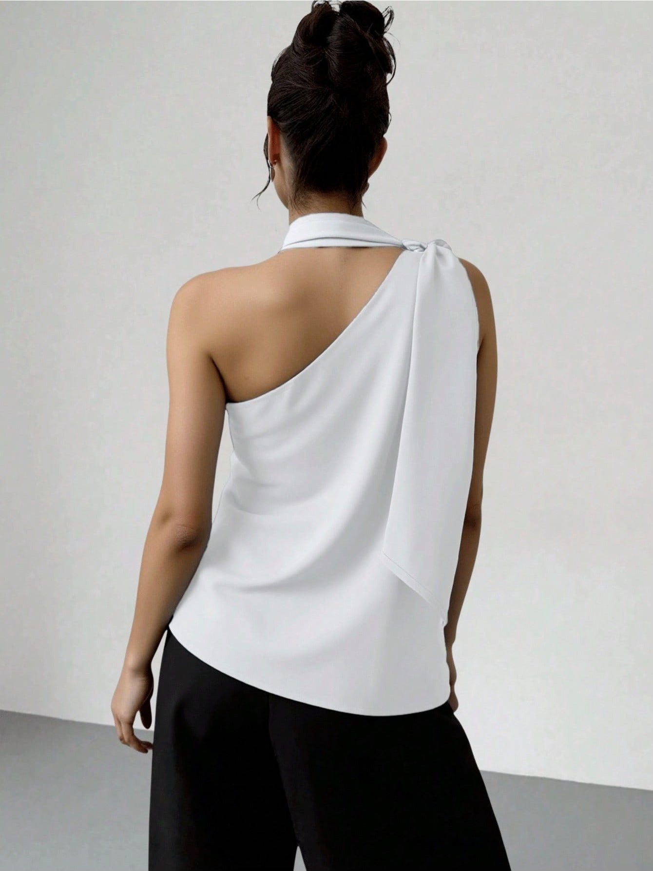 Blusa Feminina Ombro Único com Laço Ajustável Cetim Elegante Festa