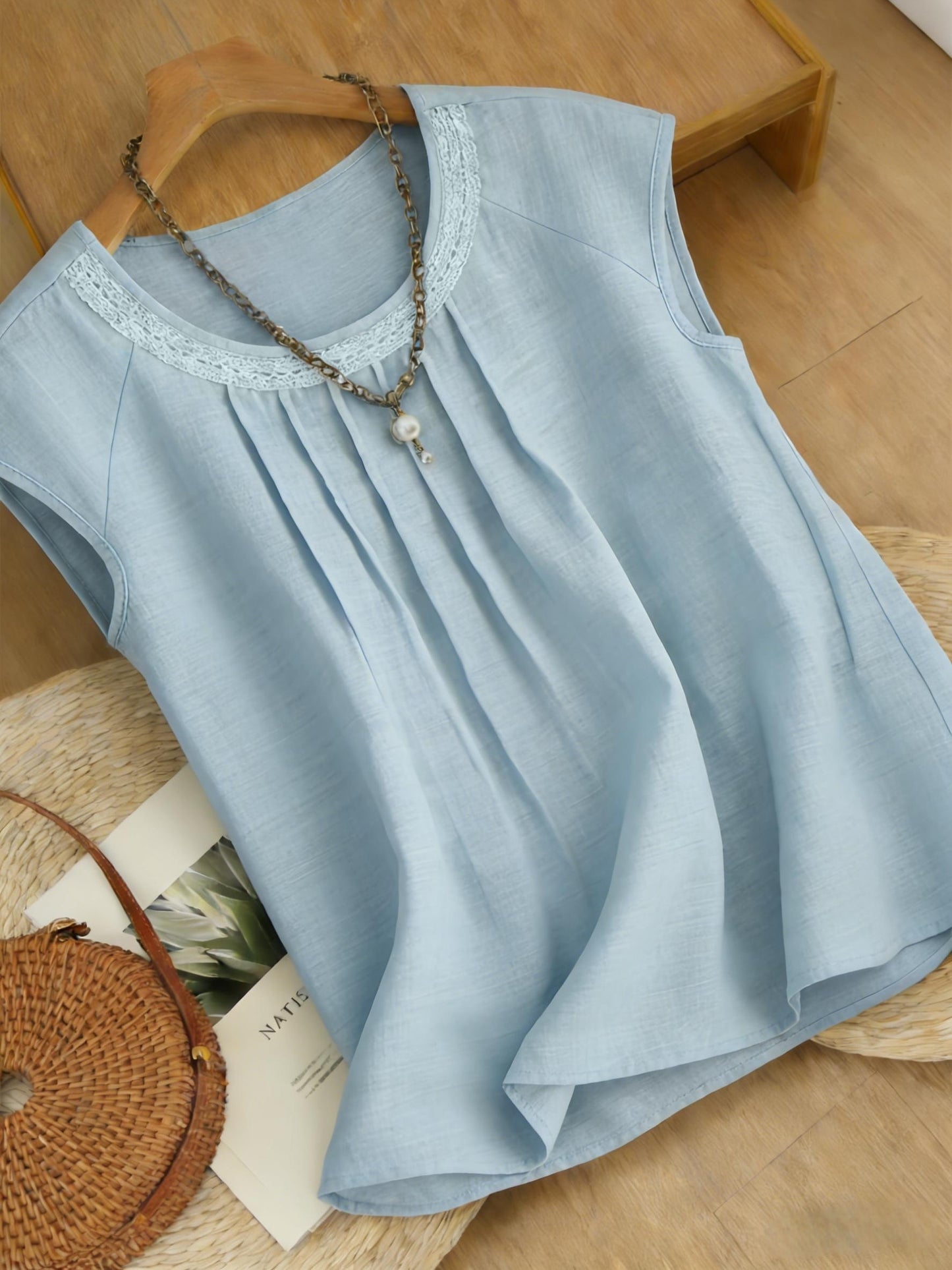Blusa Feminina Linho Manga Curta com Pregas Frontais e Bordado Casual