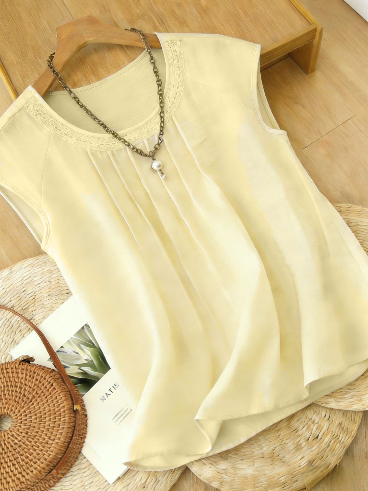 Blusa Feminina Linho Manga Curta com Pregas Frontais e Bordado Casual