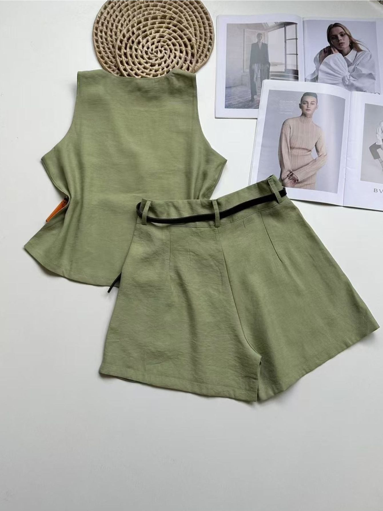 Conjunto Feminino Alfaiataria Regata Decote V e Shorts com Cinto Casual