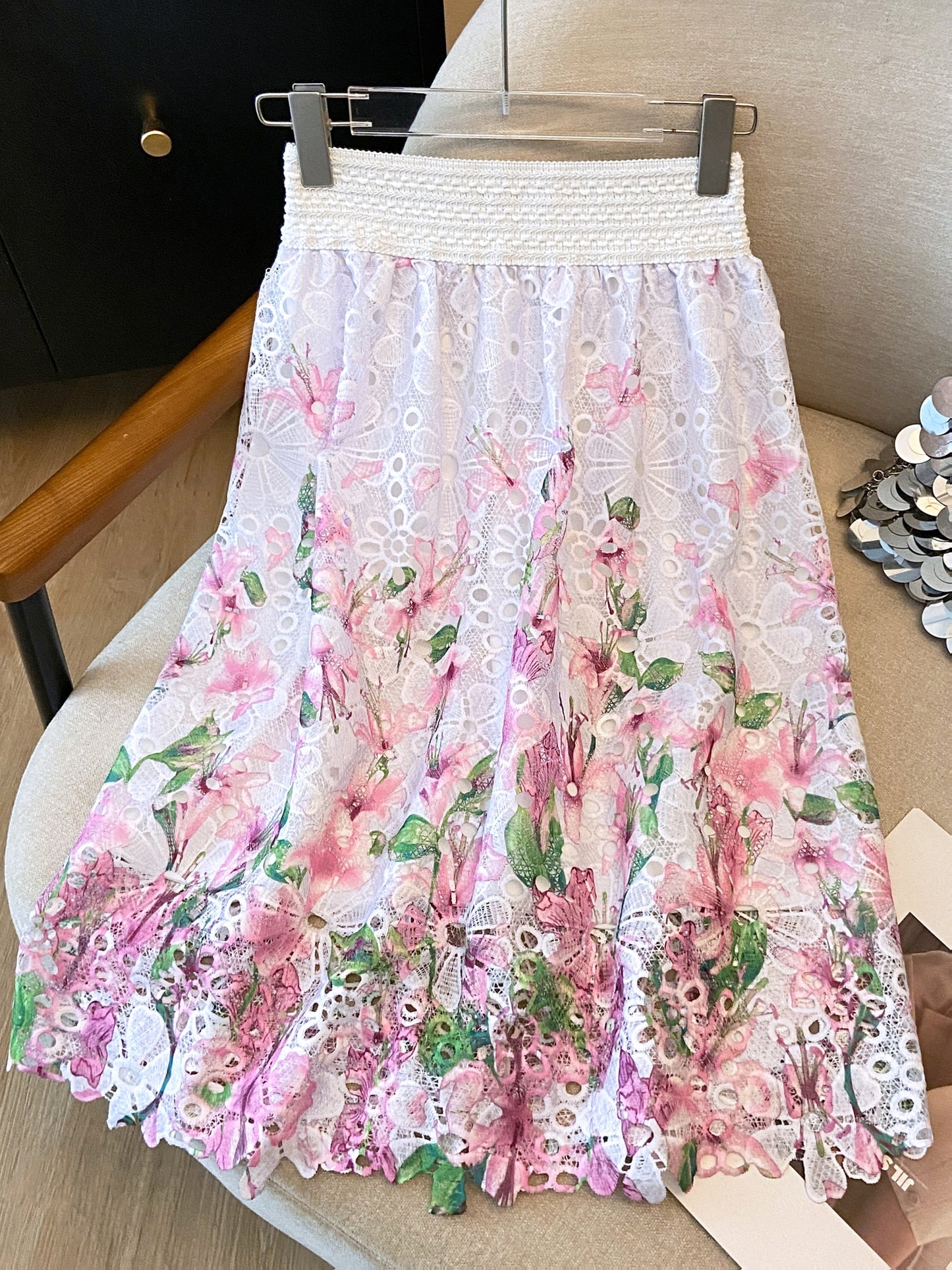 Saia Midi Godê Laise Bordado Floral Branca Romântica Elegante