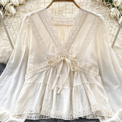 Blusa Feminina Renda Manga Longa Decote V com Amarração Peplum Romântica