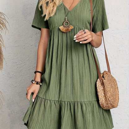 Vestido Curto Plissado com Decote V Mangas Curtas e Babado na Barra