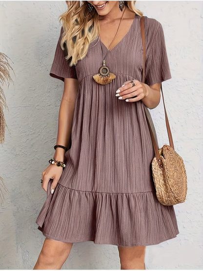 Vestido Curto Plissado com Decote V Mangas Curtas e Babado na Barra