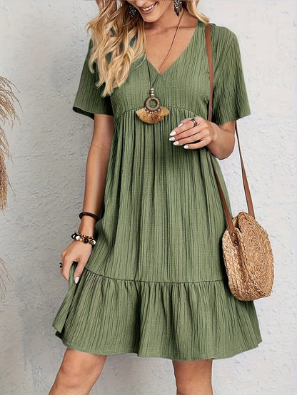 Vestido Curto Plissado com Decote V Mangas Curtas e Babado na Barra