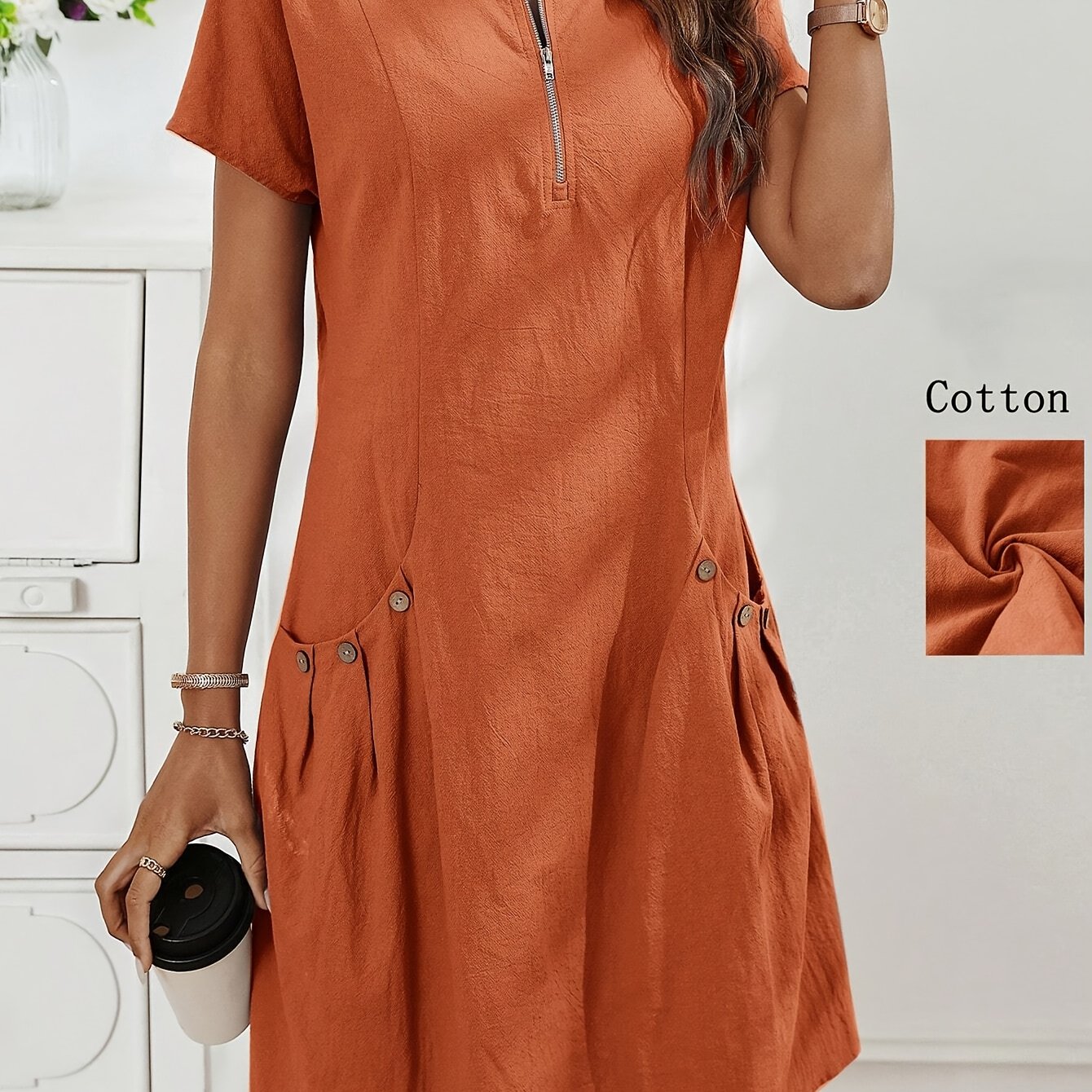 Vestido Curto Evasê com Zíper Costas Bolsos e Botões Frontais