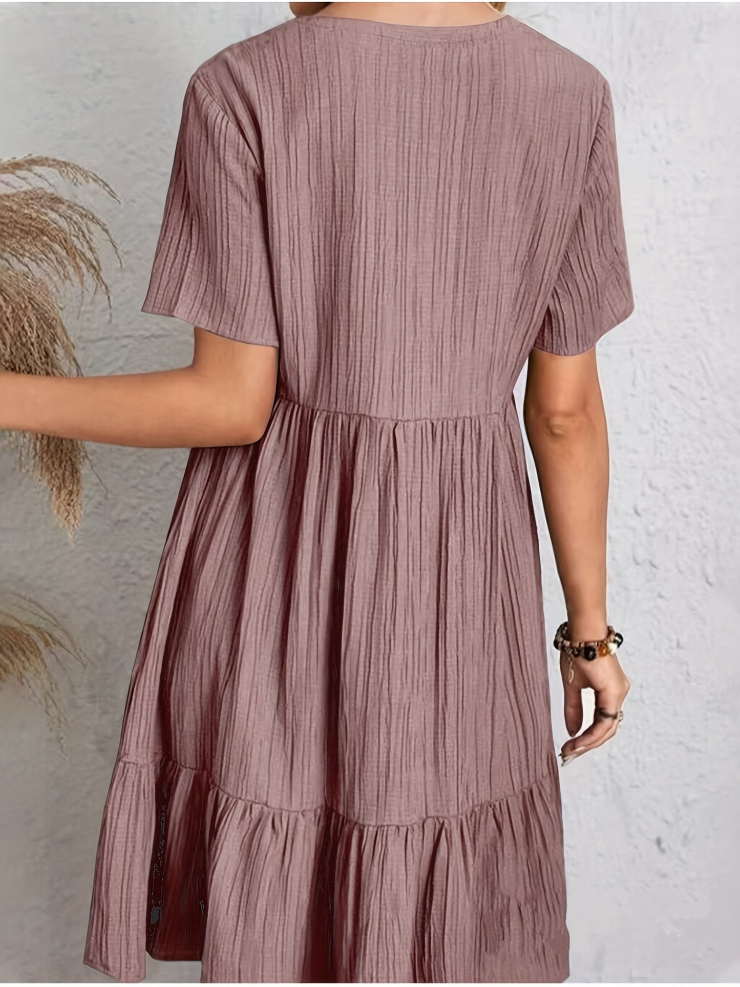 Vestido Curto Plissado com Decote V Mangas Curtas e Babado na Barra