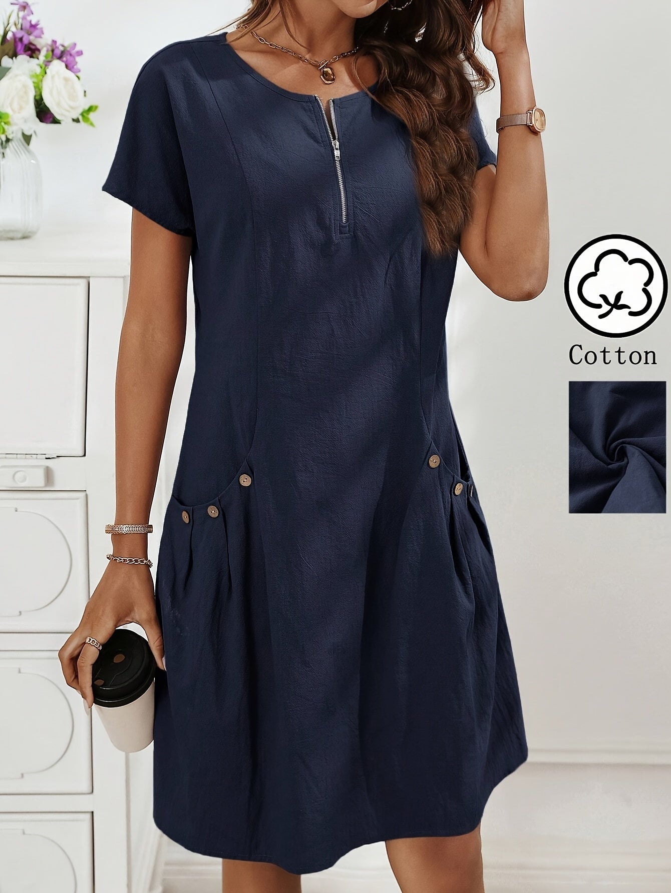 Vestido Curto Evasê com Zíper Costas Bolsos e Botões Frontais