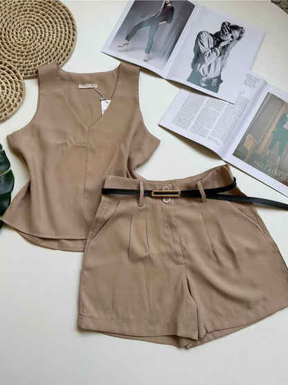 Conjunto Feminino Alfaiataria Regata Decote V e Shorts com Cinto Casual
