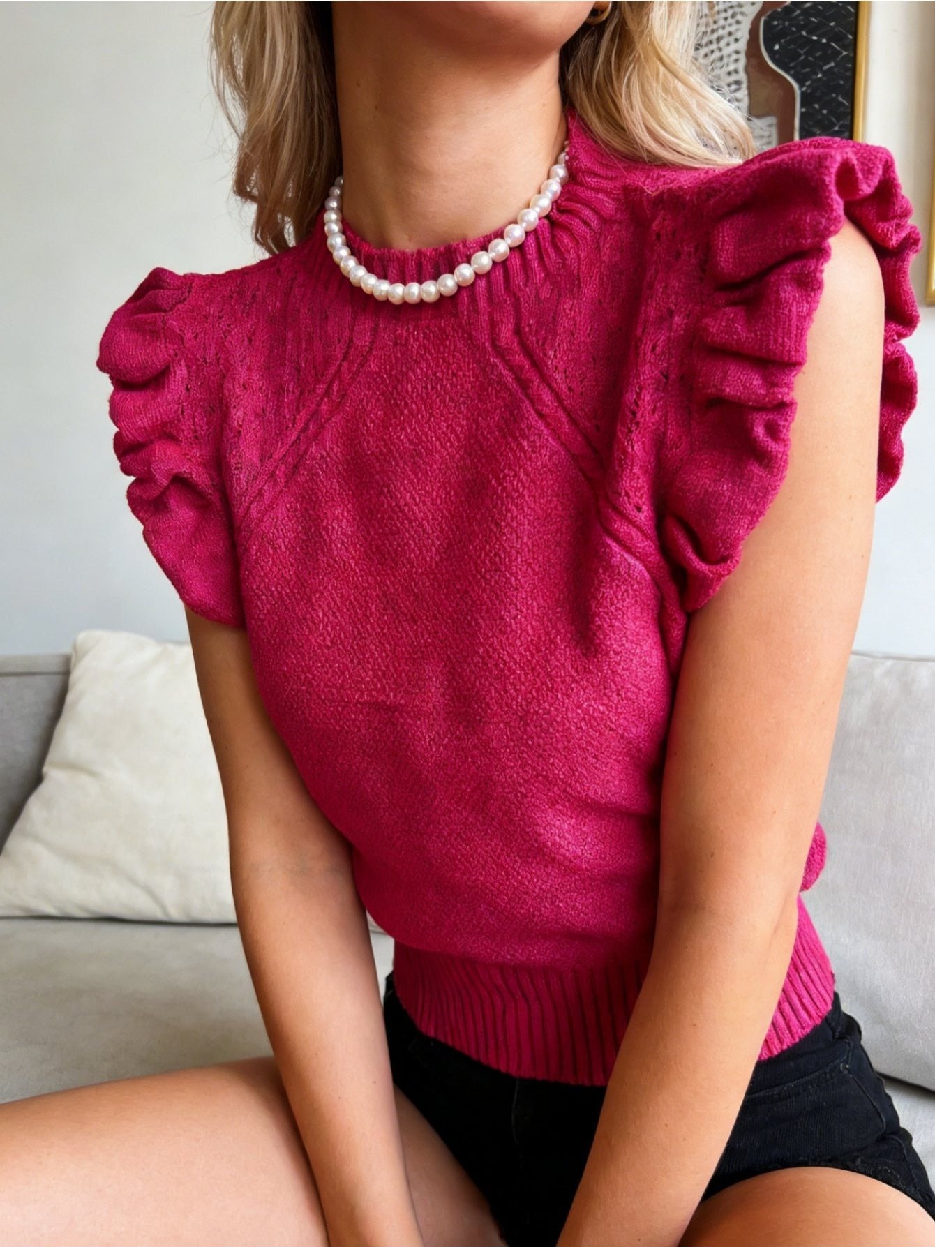 Blusa Tricot Feminina Gola Alta com Babados nas Mangas Sem Mangas