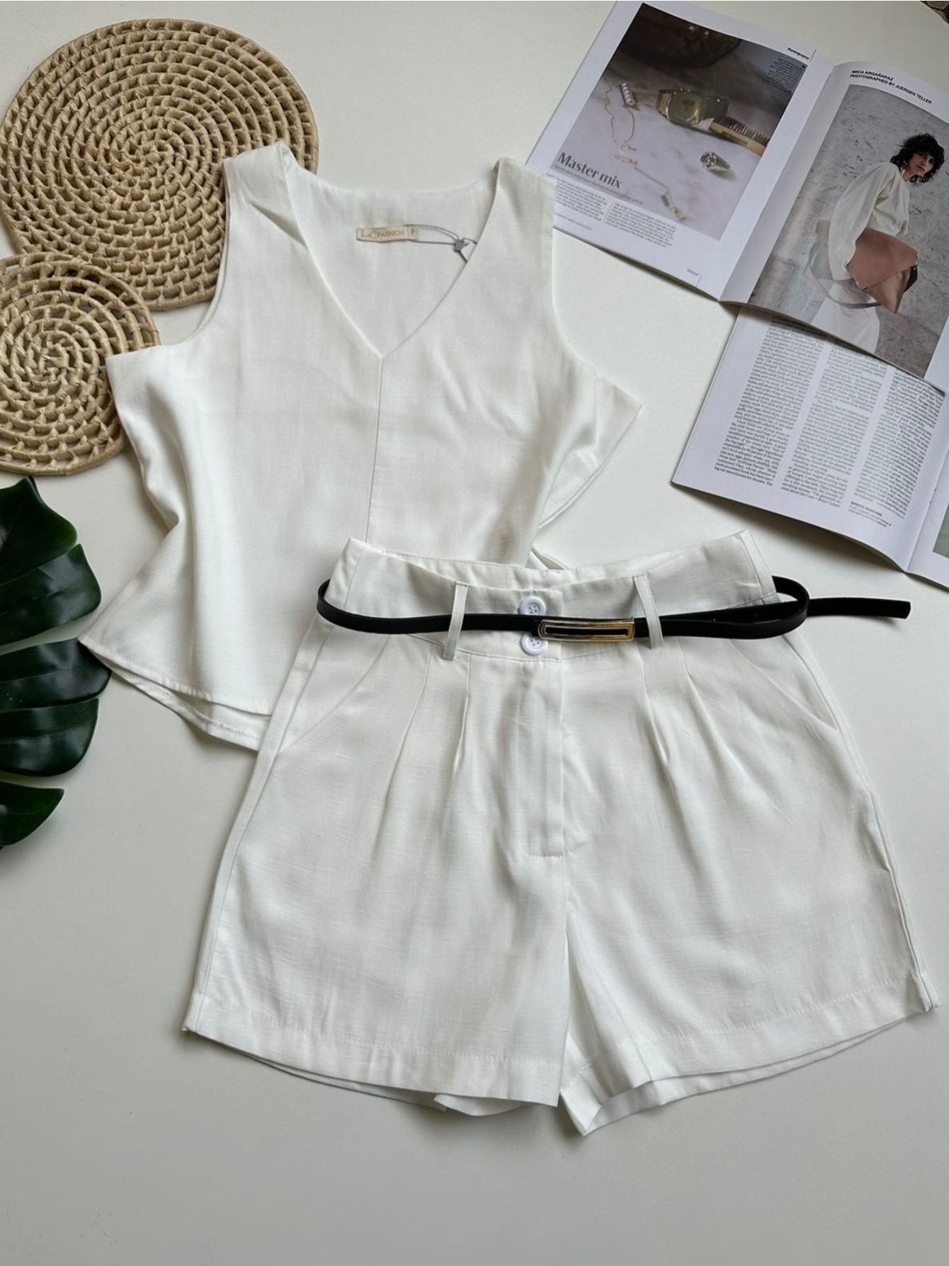 Conjunto Feminino Alfaiataria Regata Decote V e Shorts com Cinto Casual