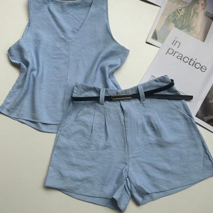 Conjunto Feminino Alfaiataria Regata Decote V e Shorts com Cinto Casual