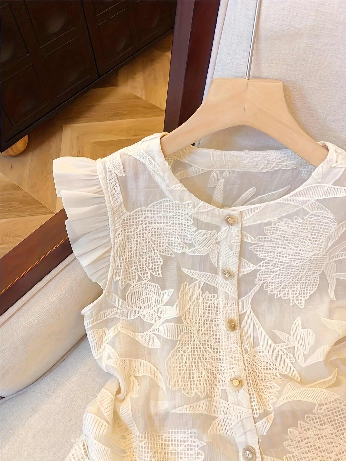 Blusa Feminina Laise Branca Manga Curta com Babados e Botões Romântica