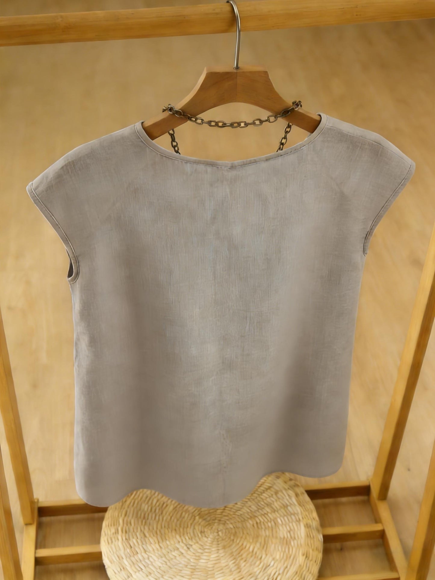 Blusa Feminina Linho Manga Curta com Pregas Frontais e Bordado Casual