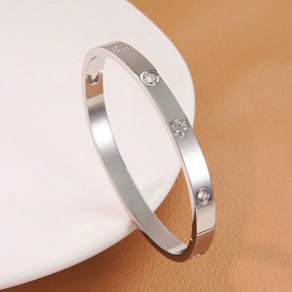 Kit 2 Pulseiras Femininas Aço Inoxidável Trevo Zircônia Banho Ouro 18K Elegante