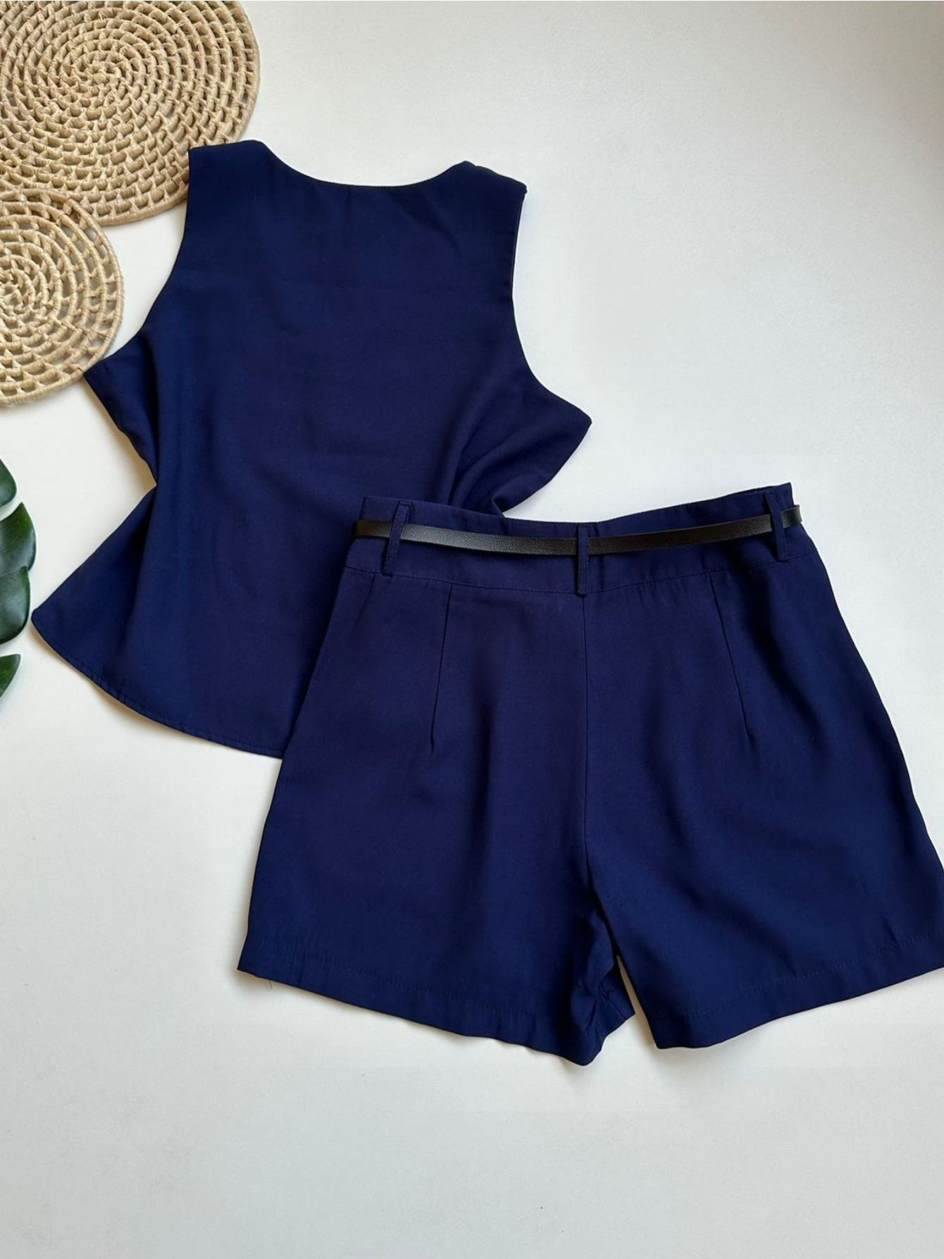 Conjunto Feminino Alfaiataria Regata Decote V e Shorts com Cinto Casual