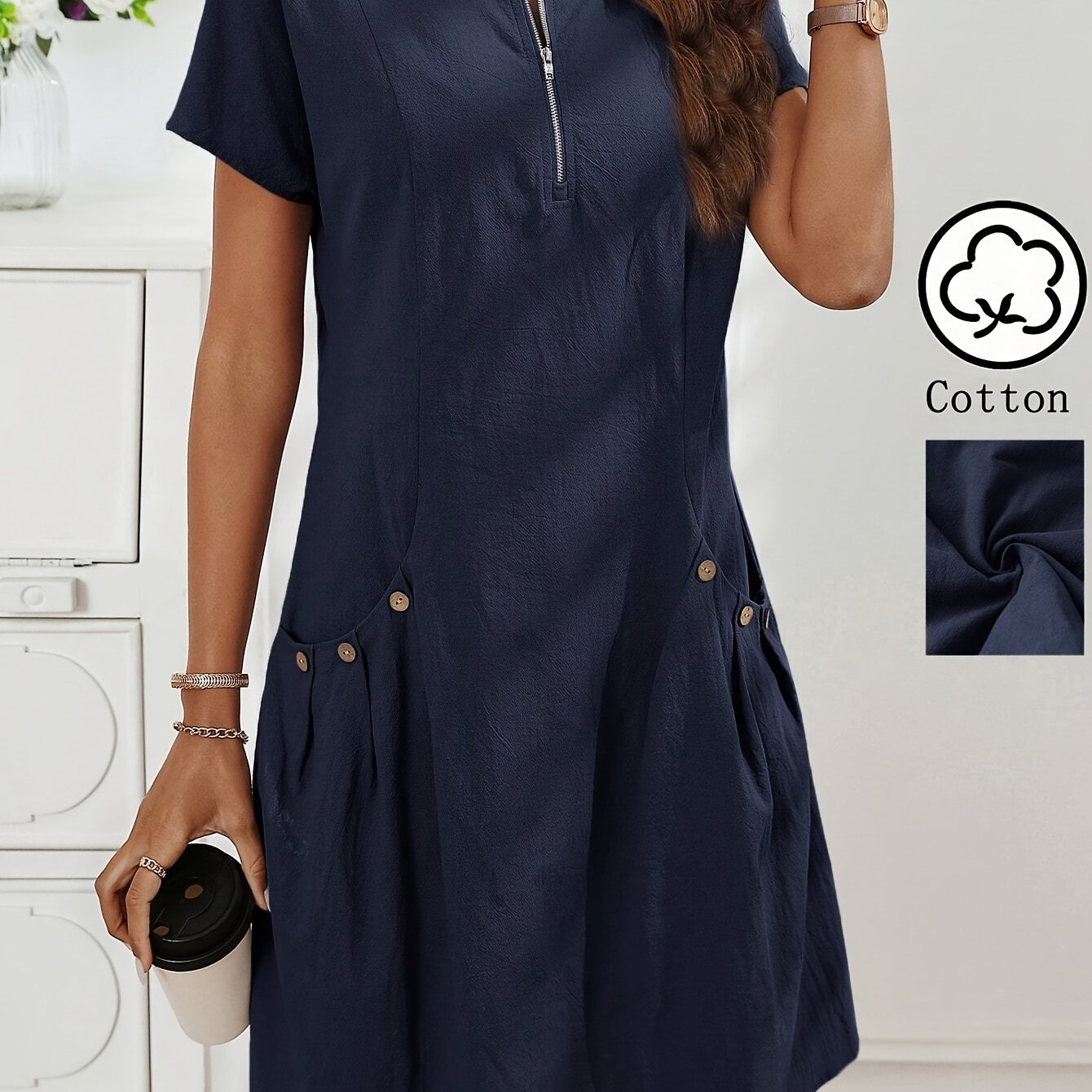 Vestido Curto Evasê com Zíper Costas Bolsos e Botões Frontais