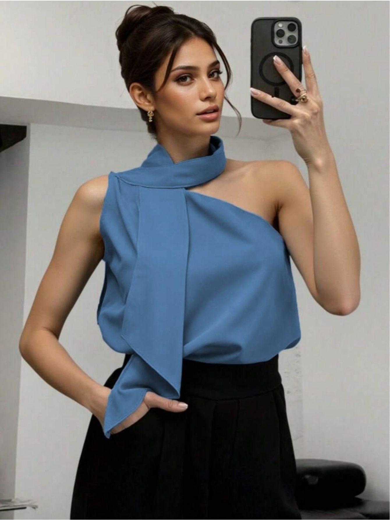 Blusa Feminina Ombro Único com Laço Ajustável Cetim Elegante Festa