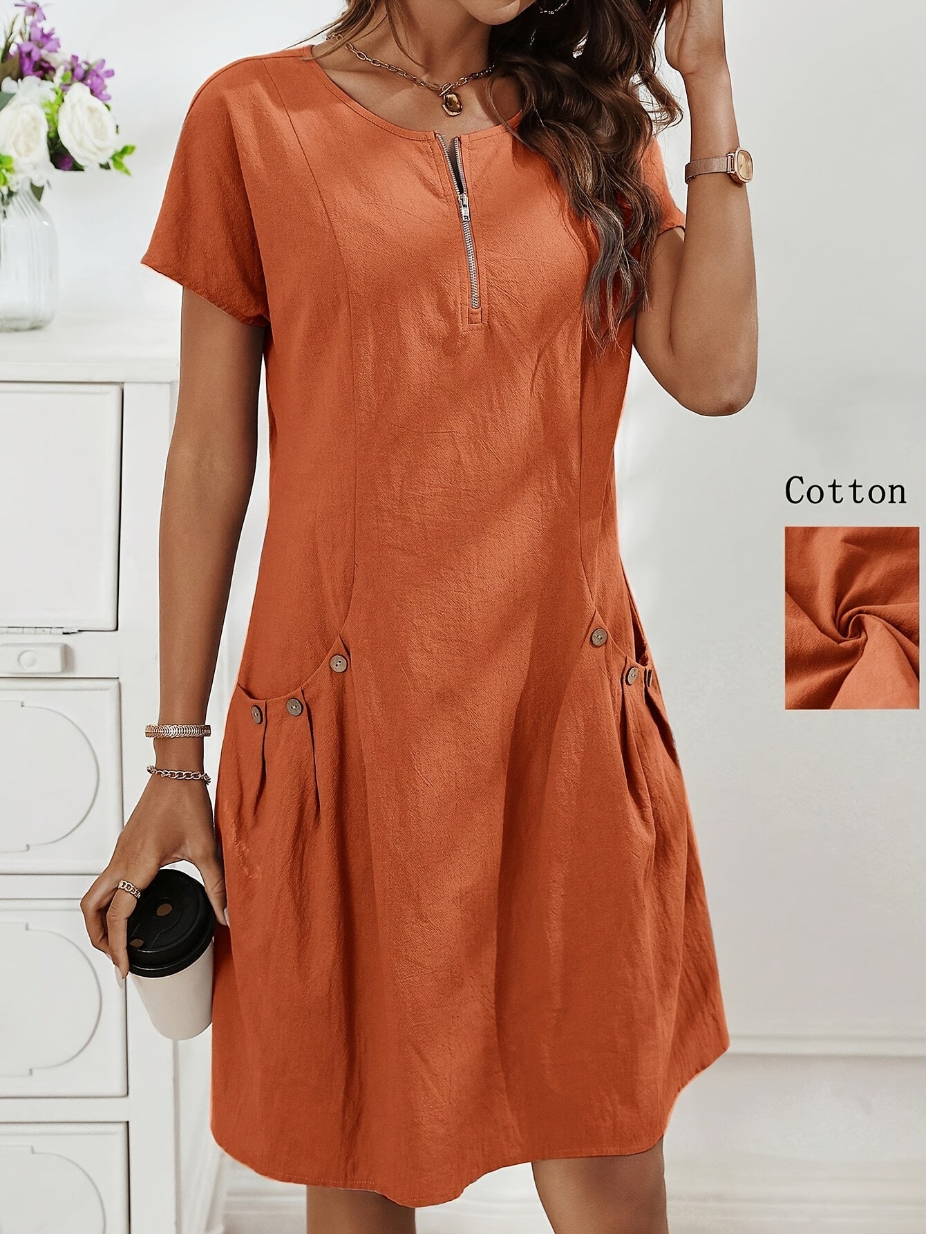 Vestido Curto Evasê com Zíper Costas Bolsos e Botões Frontais