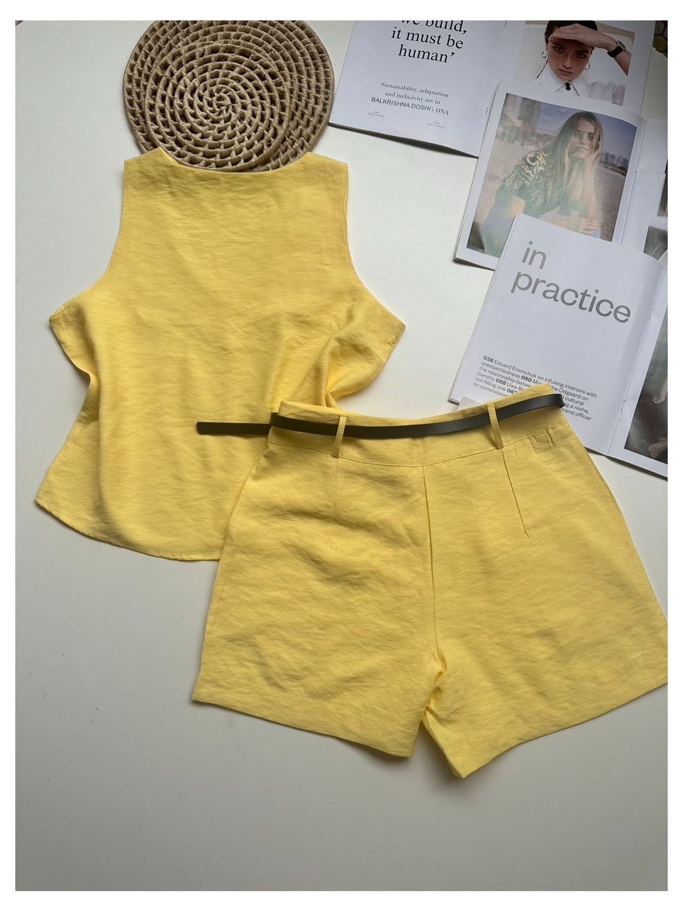 Conjunto Feminino Alfaiataria Regata Decote V e Shorts com Cinto Casual
