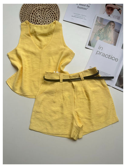 Conjunto Feminino Alfaiataria Regata Decote V e Shorts com Cinto Casual