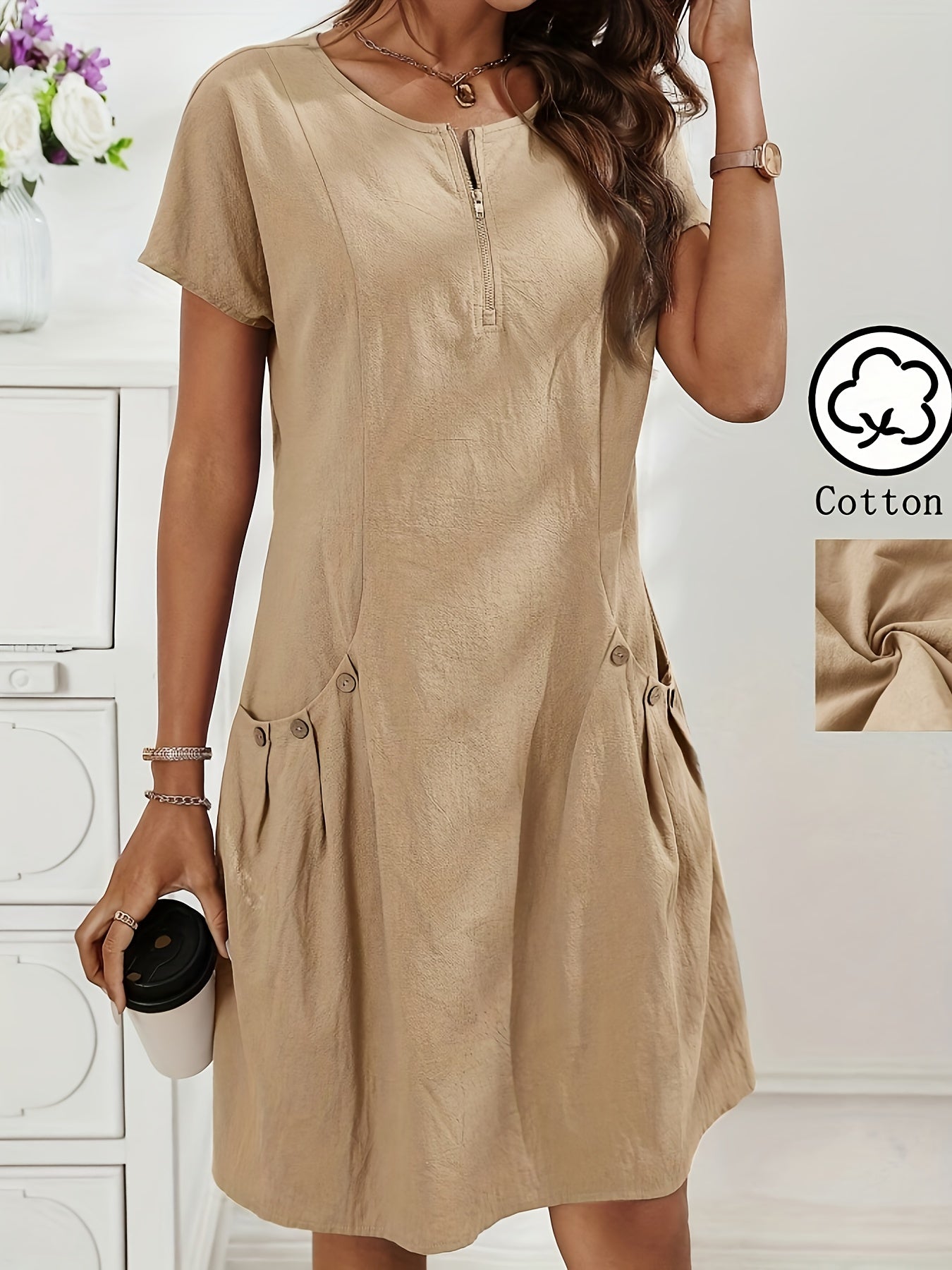 Vestido Curto Evasê com Zíper Costas Bolsos e Botões Frontais