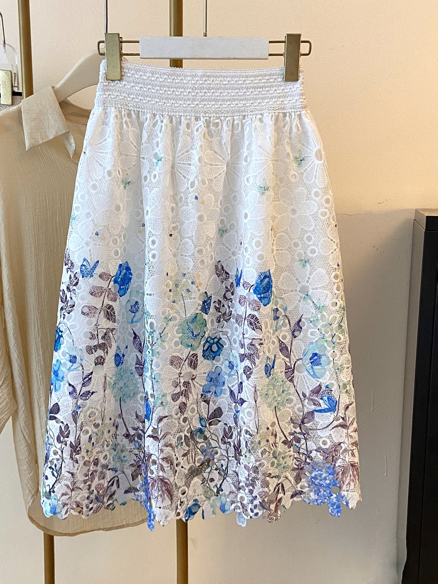 Saia Midi Godê Laise Bordado Floral Branca Romântica Elegante