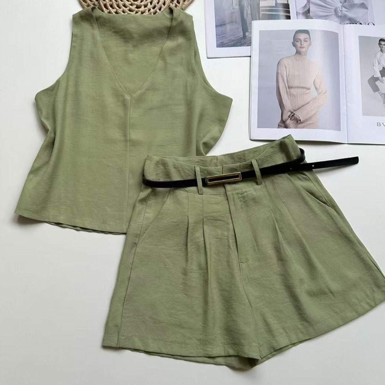 Conjunto Feminino Alfaiataria Regata Decote V e Shorts com Cinto Casual