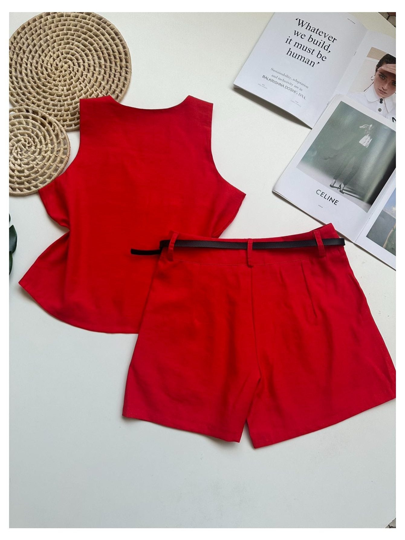 Conjunto Feminino Alfaiataria Regata Decote V e Shorts com Cinto Casual