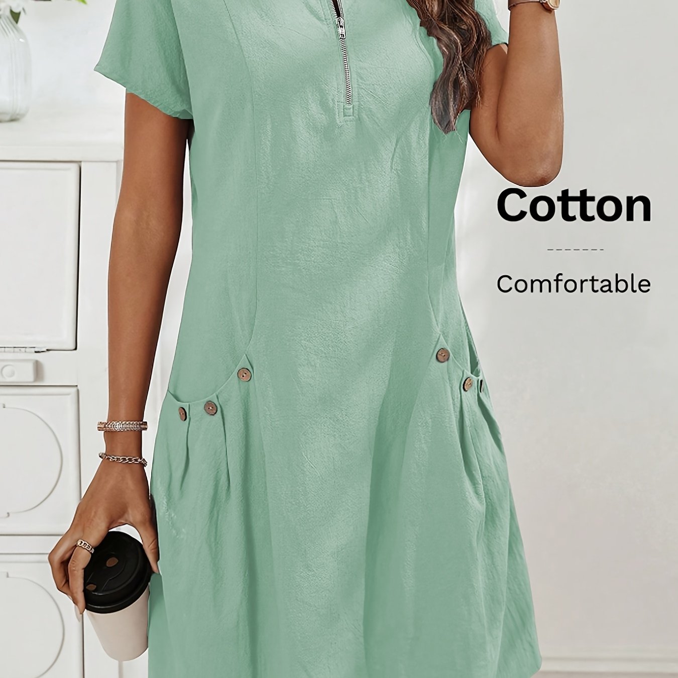 Vestido Curto Evasê com Zíper Costas Bolsos e Botões Frontais