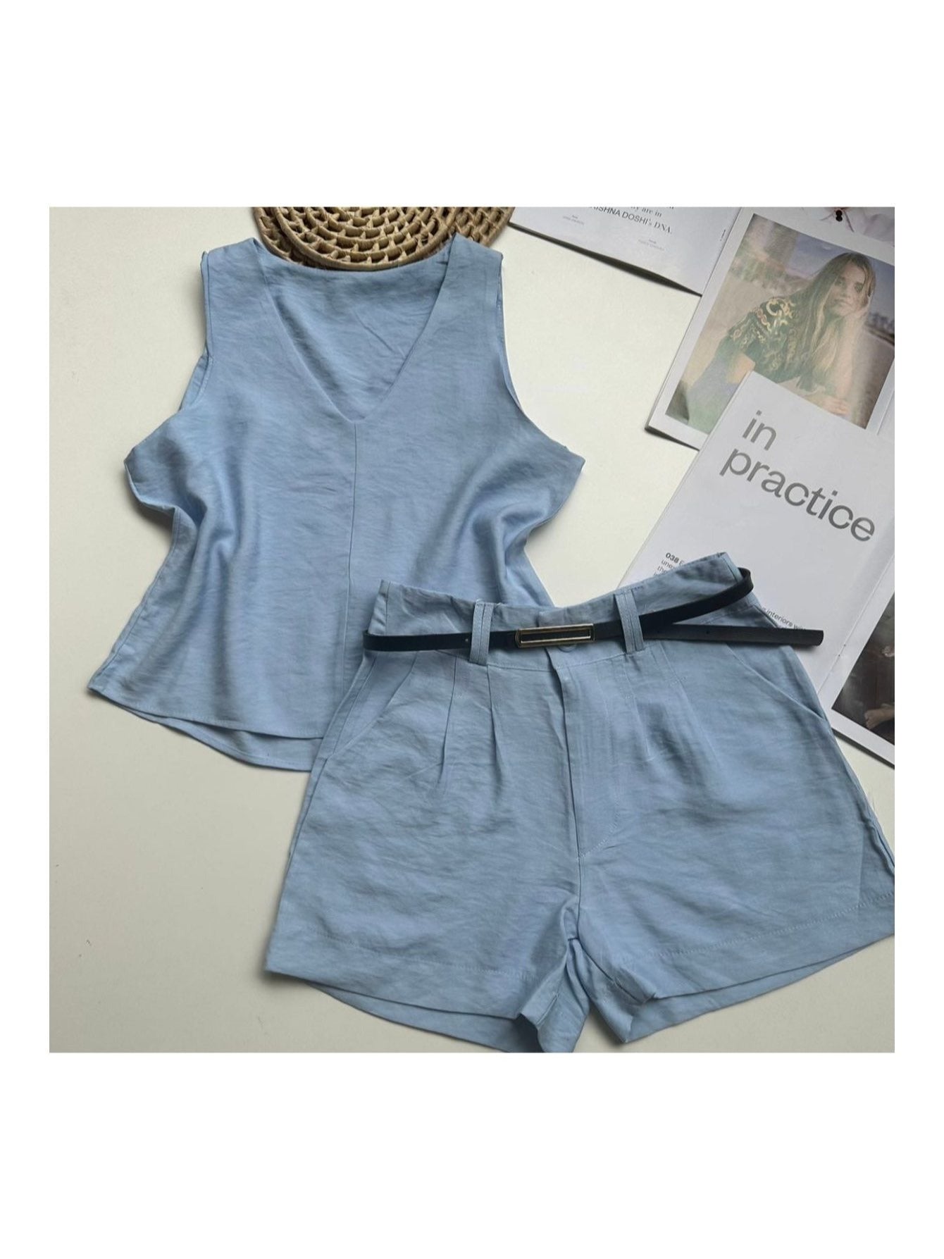 Conjunto Feminino Alfaiataria Regata Decote V e Shorts com Cinto Casual
