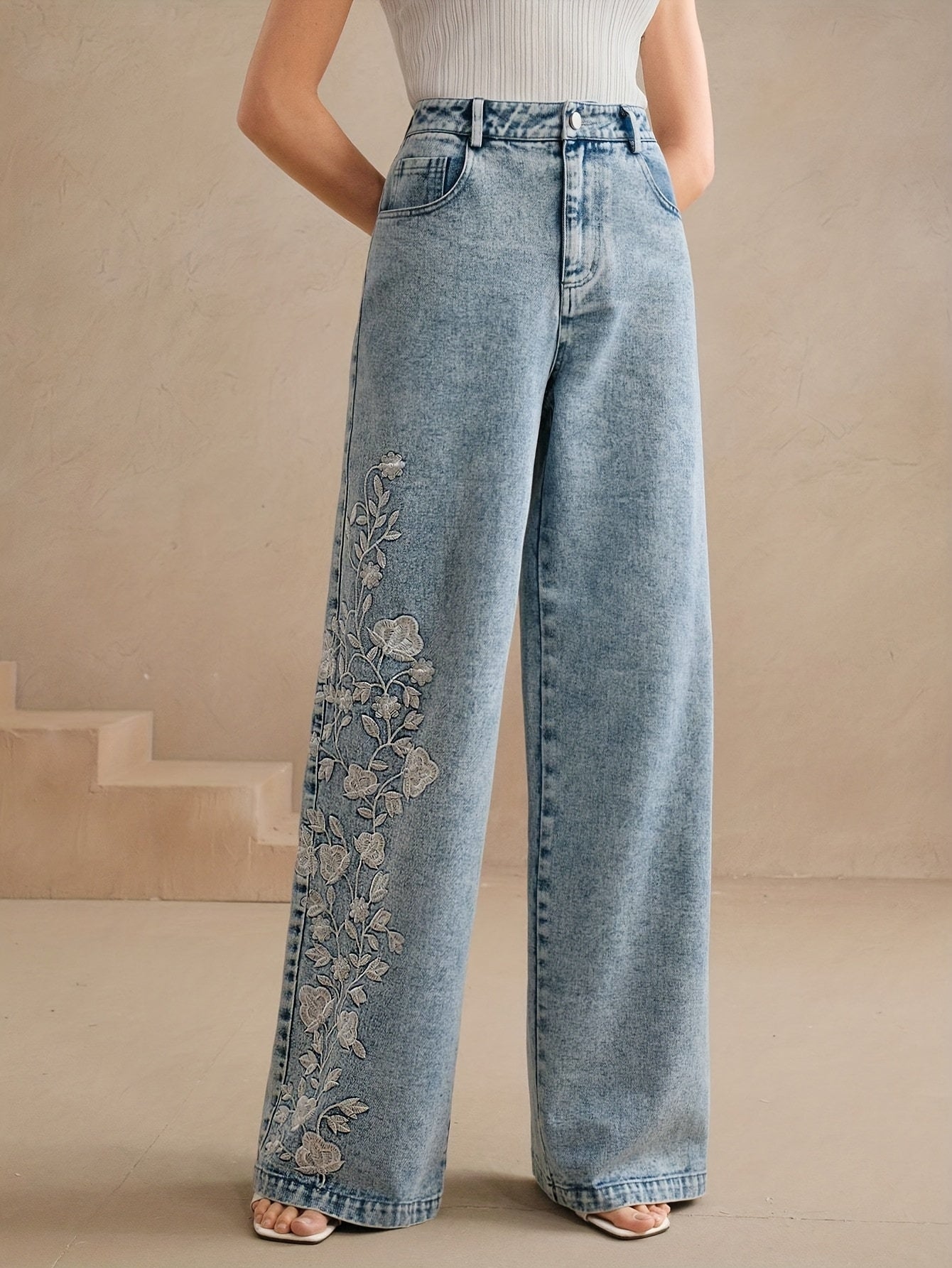 Calça Jeans Wide Leg Bordada com Elastano