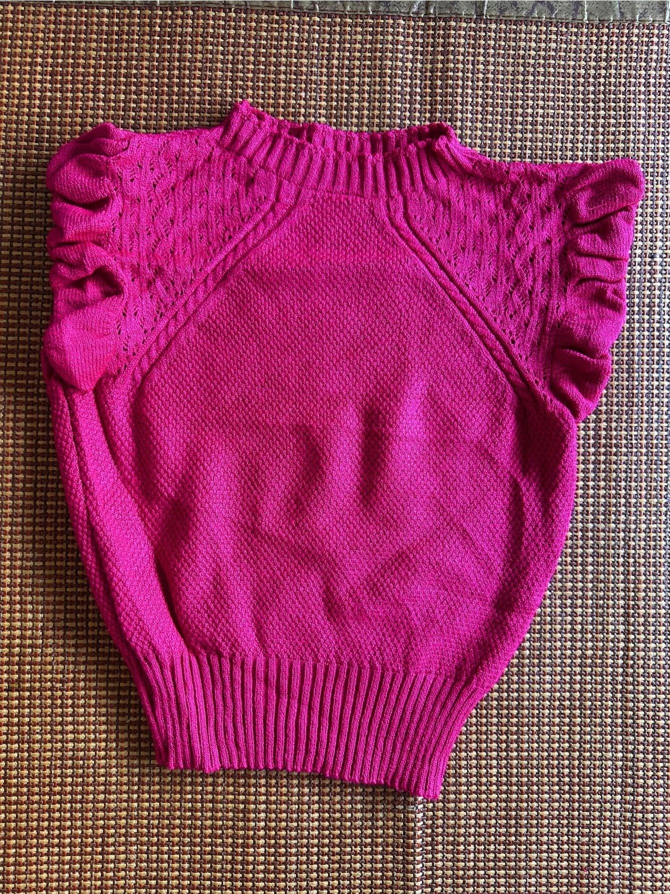 Blusa Tricot Feminina Gola Alta com Babados nas Mangas Sem Mangas