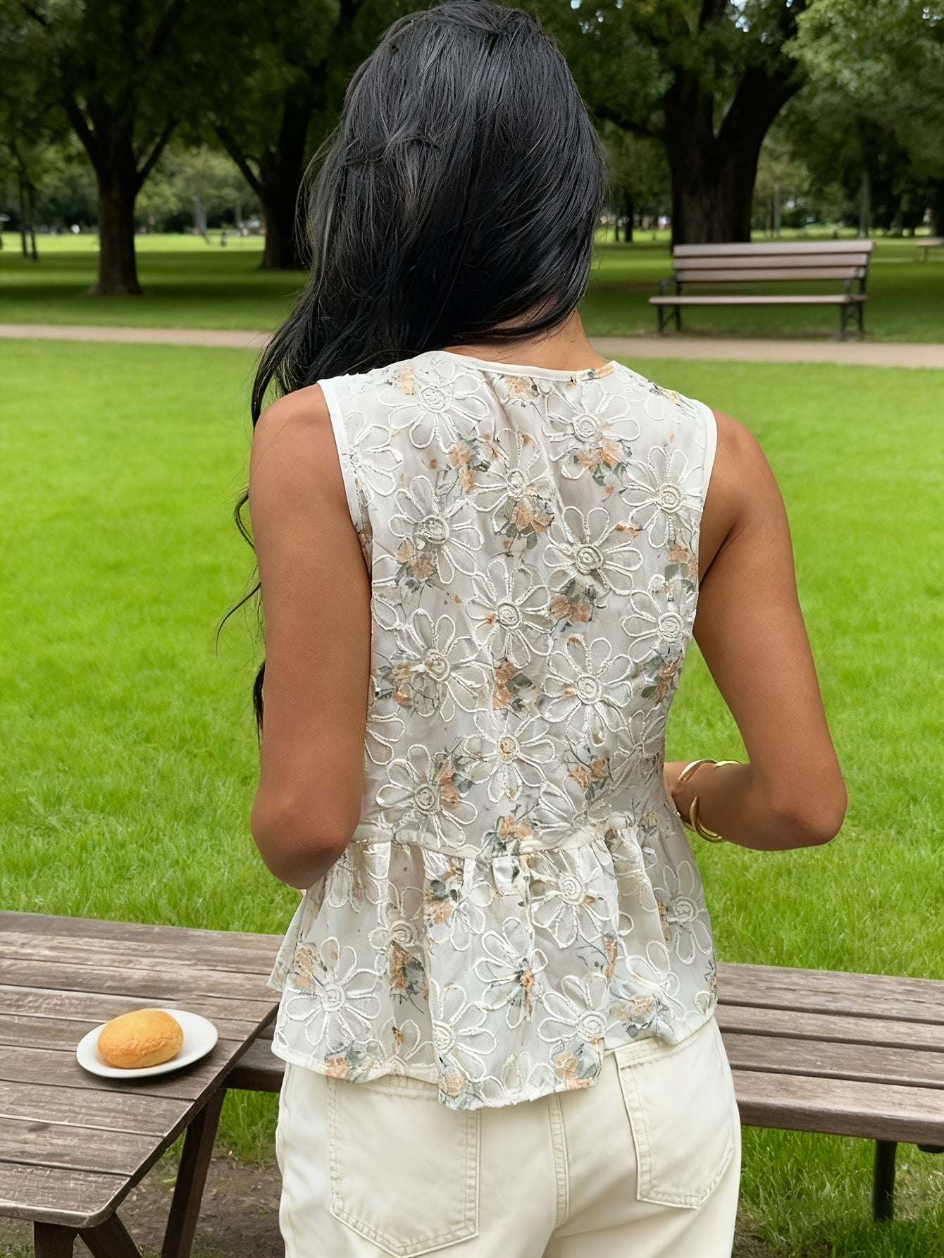 Blusa Regata Feminina Decote V com Amarração Bordado Floral Peplum