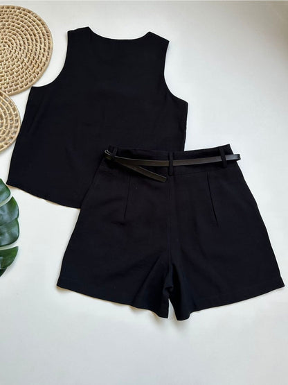 Conjunto Feminino Alfaiataria Regata Decote V e Shorts com Cinto Casual