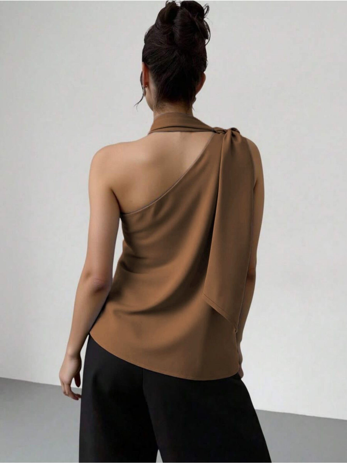Blusa Feminina Ombro Único com Laço Ajustável Cetim Elegante Festa