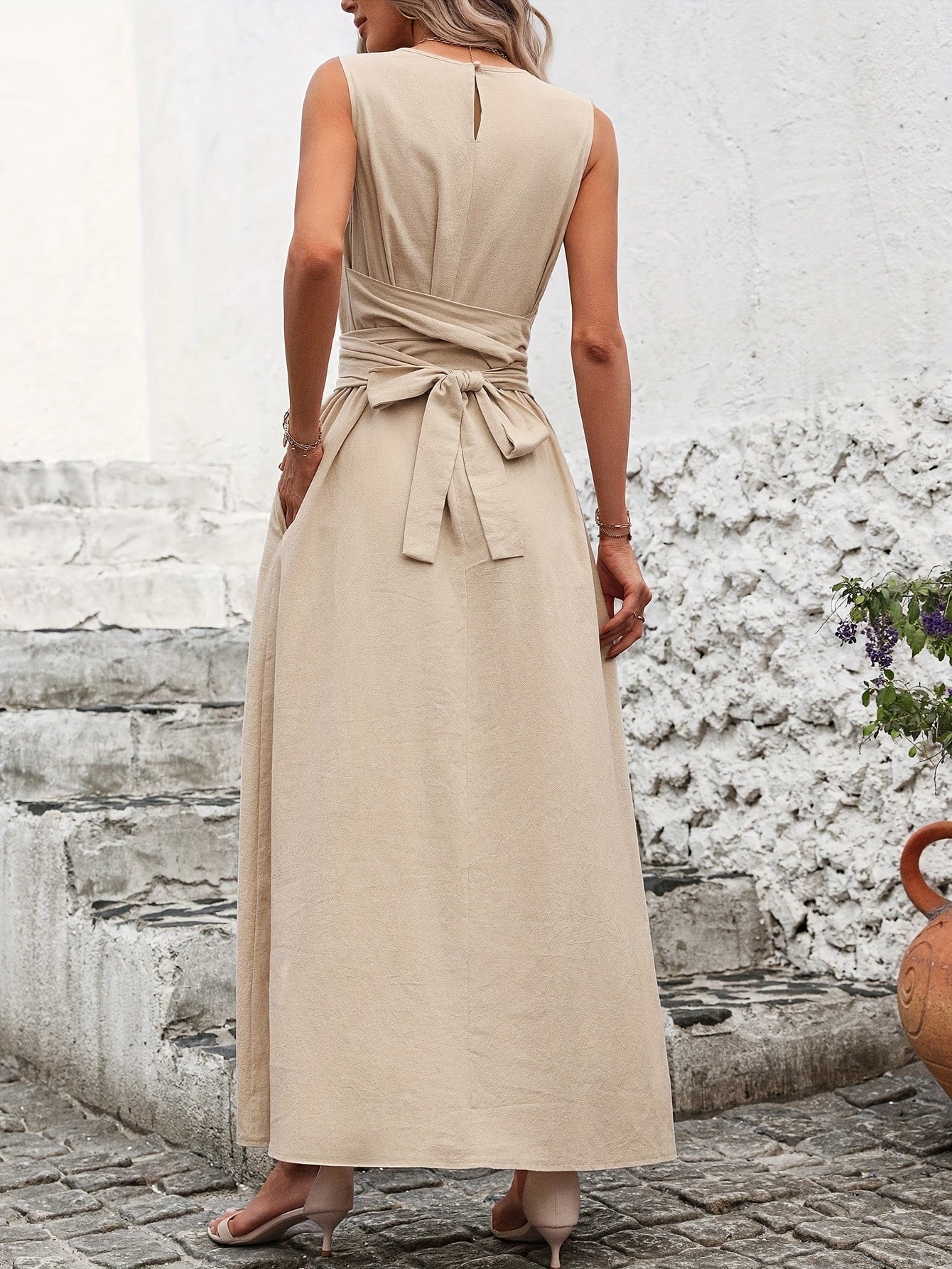 Vestido Casual Sem Mangas com Amarração nas Costas em Cor Sólida